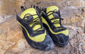 La sportiva Miura lace - chaussons d'escalade en extérieur sur un rocher